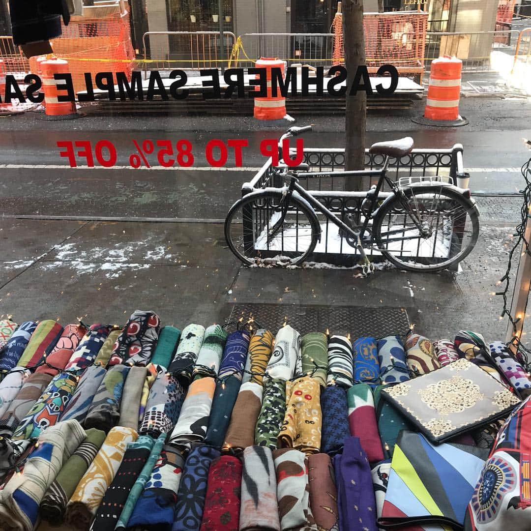 ヤーンツのインスタグラム：「Annual Cashmere Sample Sale, West village: 9 Christopher Street, don’t miss out on getting some great deals on ur Holiday Shopping. Up to 85% off 😲#cashmere #cashmeresamplesale #nysamplesale #nysamplesales #holidayshopping #hugesale」