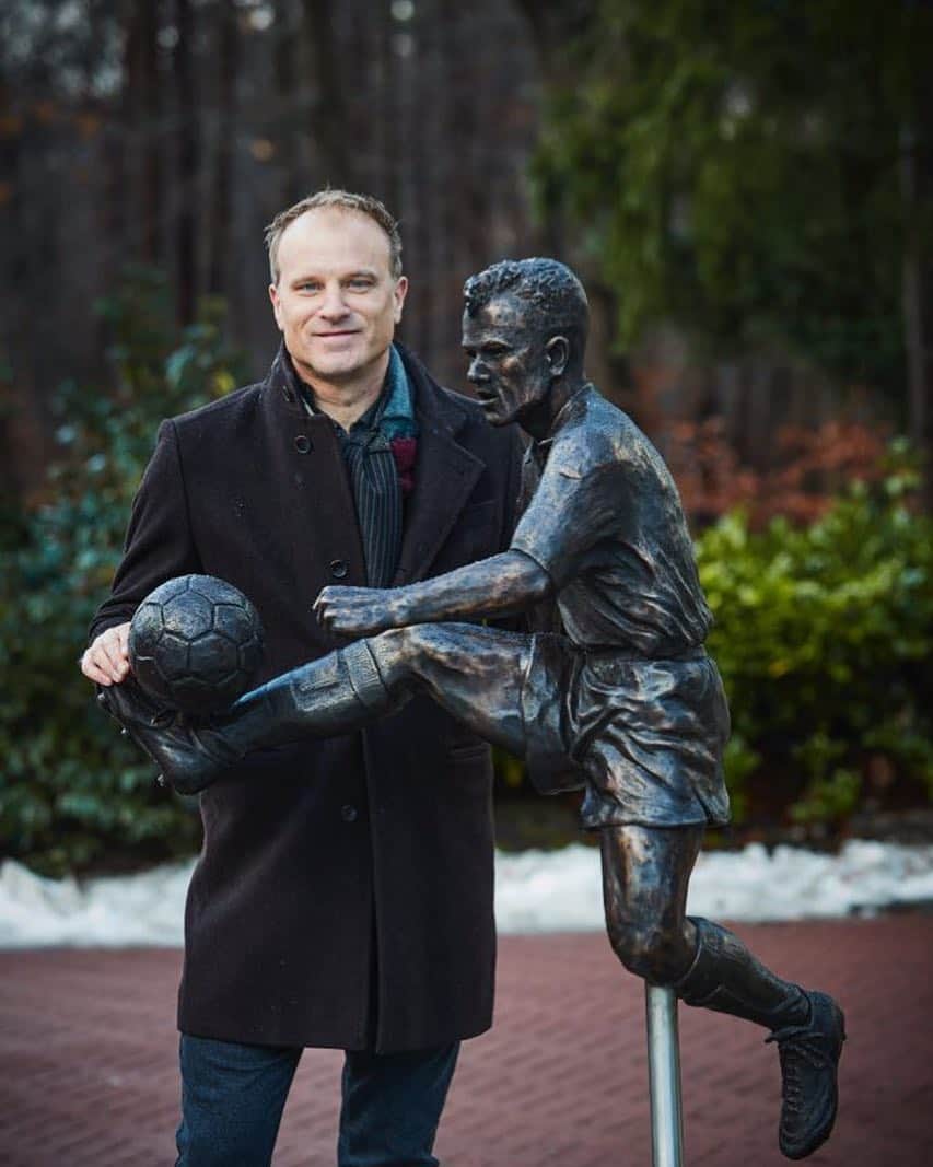 デニス・ベルカンプのインスタグラム：「I'm very proud that I've been honoured by the Dutch Football Association (KNVB) with this statue!」