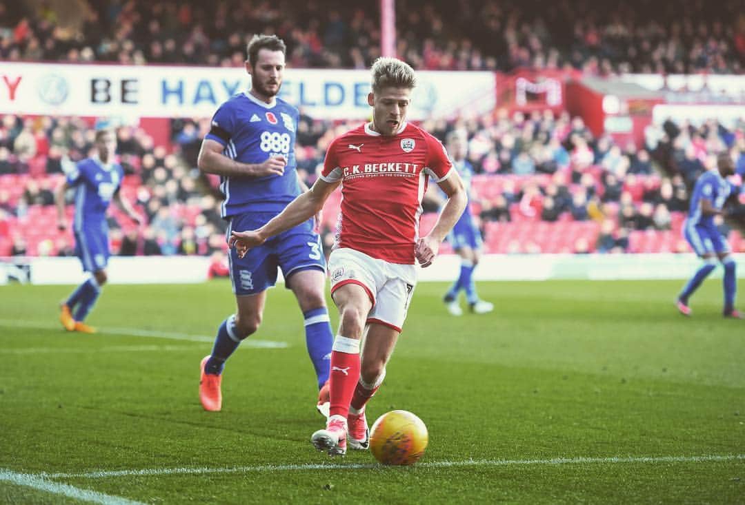 ロイド・イスグローヴのインスタグラム：「⚽️🔴」