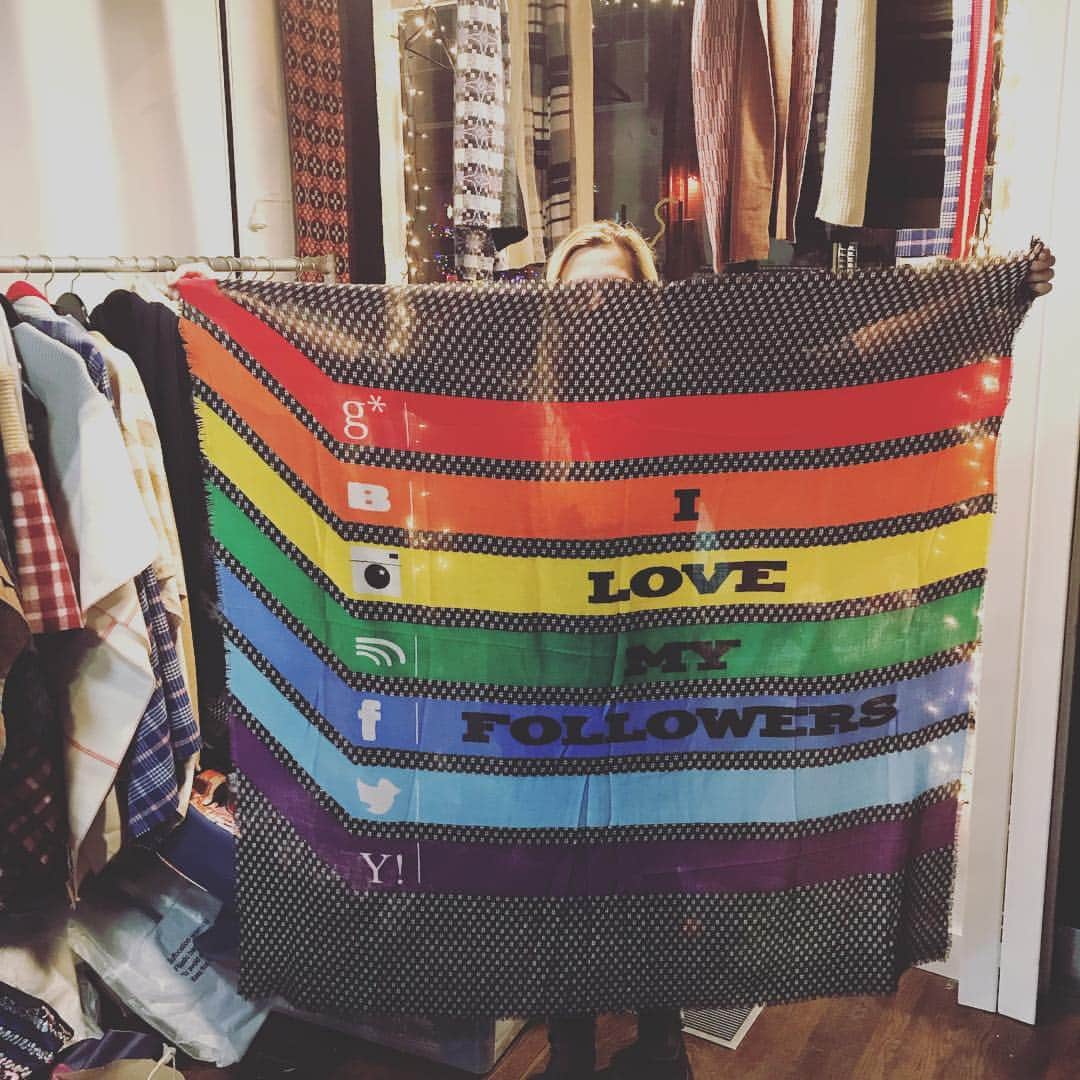 ヤーンツのインスタグラム：「SAMPLE SALE Cashmere Social Media Scarf, Retail $150 Now $40 @ POP UP in West Village NYC.. #cashmerescarf #cashmere #samplesale #samplesalenyc」