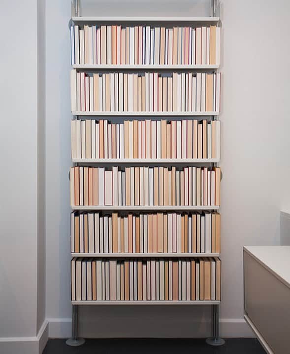 マットバーンソンのインスタグラム：「Turning all the books around to make a strong monotone  statement. #interiordesign」