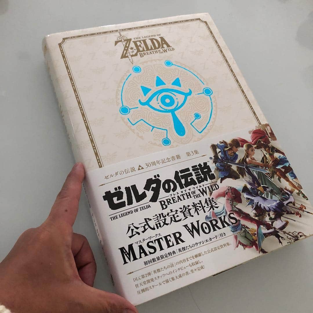 戸田昭吾のインスタグラム：「ゼルダの伝説30周年記念書籍、第3集は『ブレス オブ ザ ワイルド』の公式設定資料集。ため息つきながらページをめくっていて、ふと気づいたら窓の外はいつのまにか夜だった。しかも、ここはハイラルじゃなかった！」