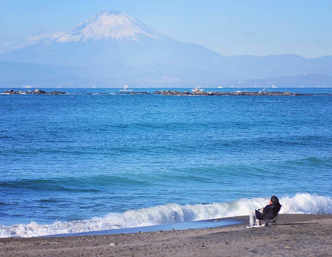 葉山町さんのインスタグラム写真 - (葉山町Instagram)「- 勝てっこない  #葉山歩き #葉山 #hayama #一色海岸 #過去pic  #富士山 #海 #波 #絶景 #mtfuji #ocean #isshikibeach  #なんかすごい #絵みたい #自然 が壮大すぎて #勝てっこない #今日もおつかれさまでした #素敵な週末をお過ごしください」12月15日 18時13分 - hayama_official