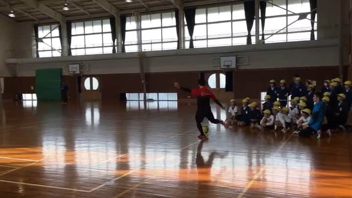 君島良夫のインスタグラム：「【夢先生】 「夢の教室」静岡県藤枝市立青島北小学校へ。ゴールキックのデモンストレーション喜んでくれて良かった😄素晴らしい学校と児童の皆さんに感動しました😊 ありがとう！ #ユメセン #夢先生」