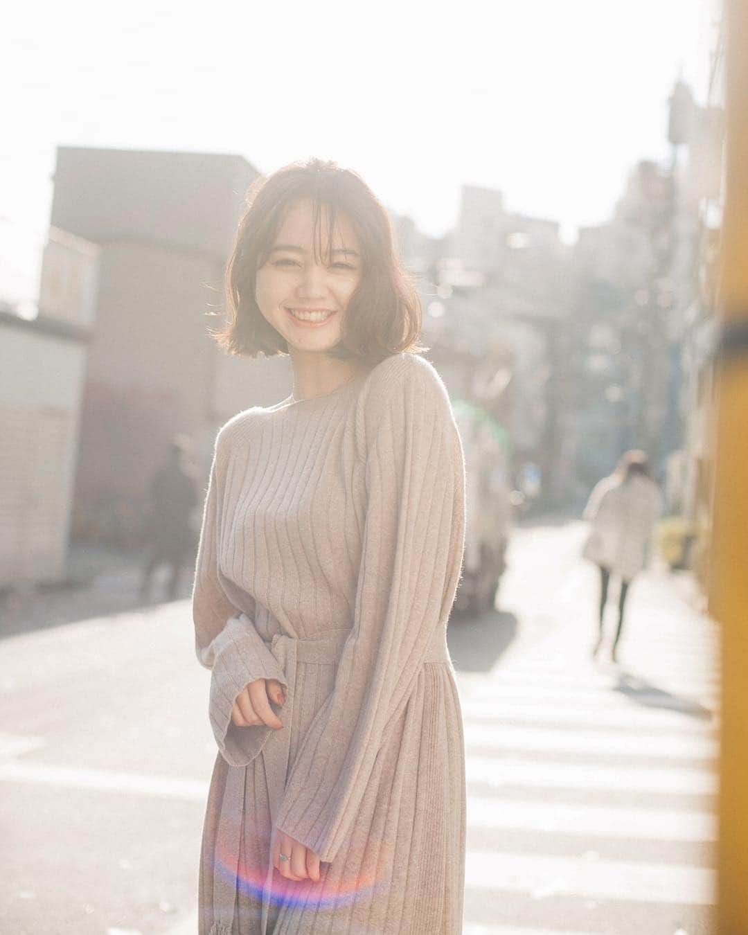 花盛友里のインスタグラム：「ななみちゃんの笑顔ピカイチ説。 . カシミア100パーセントのワンピまじ気持ちよかった、いつかあたいも手に入れたい！ . #smile #girl #japanese #大人の階段 #カシミア」
