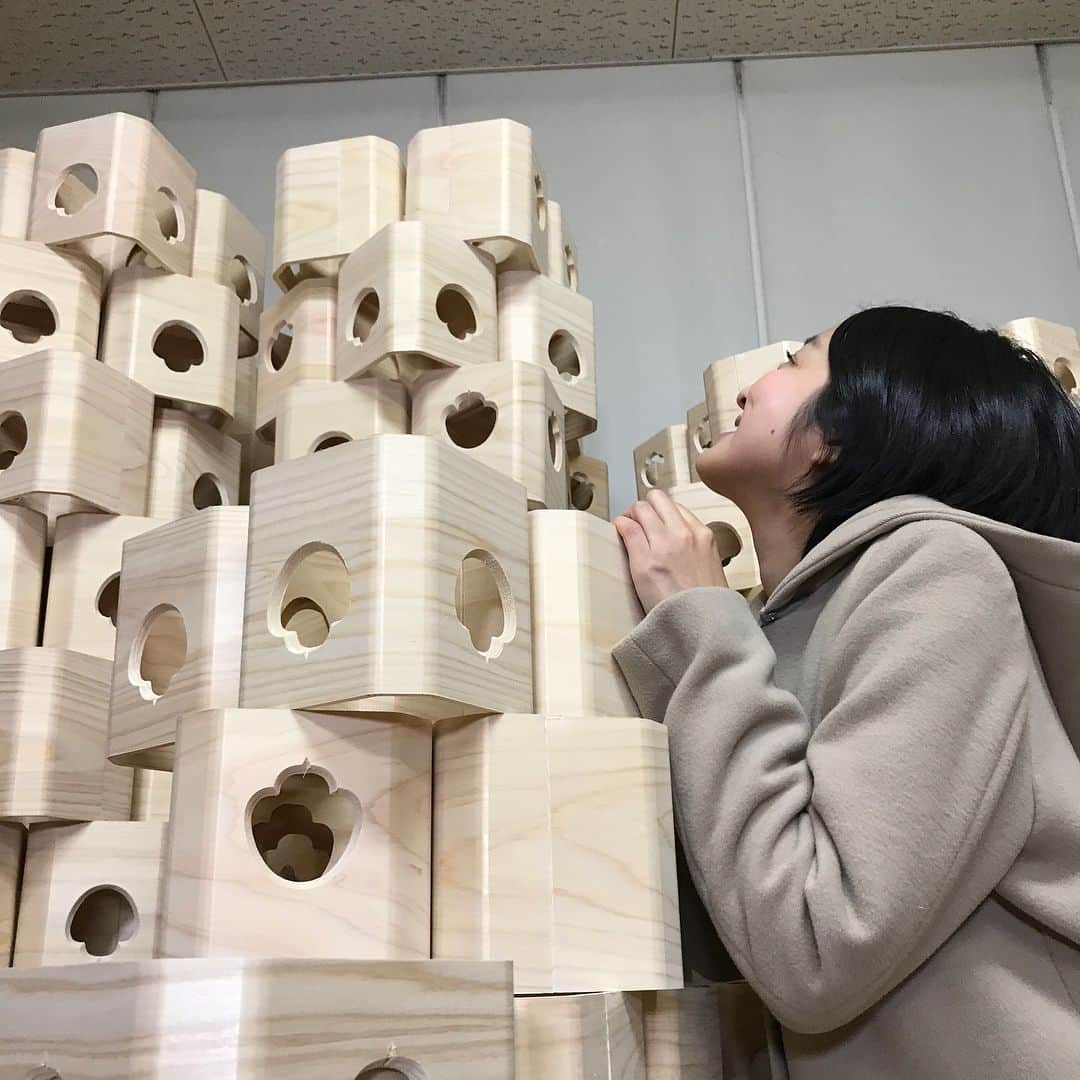 藤林温子さんのインスタグラム写真 - (藤林温子Instagram)「. かくれんぼ . 三宝が積み重なると 迫力ありました . 取材した吉谷木工所の吉谷さんも インスタ映えでしょ！ っと仰っていました！ 木の香りに癒されました #三宝」12月15日 14時56分 - atsuko_fujibayashi