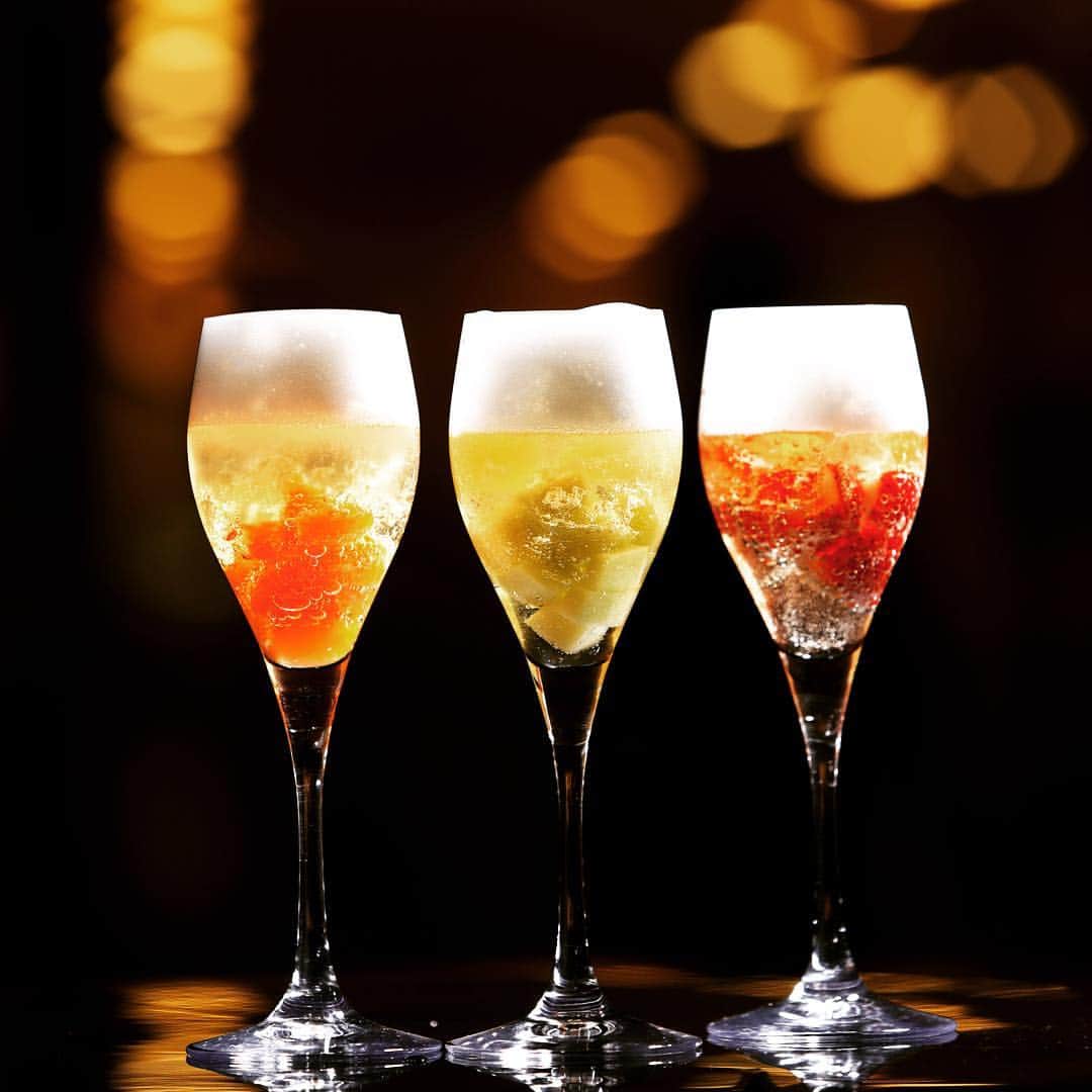 THE WESTIN KYOTO ウェスティン都ホテル京都のインスタグラム：「バー「ムーンライト」のシャンパンカクテル３種。みずみずしいフルーツ（みかん、メロン、いちご）とシャンパンゼリーのコンビネーションをお楽しみください。3 kinds of Champagne Cocktails by the bar MOON LIGHT. Taste the paring of fresh fruits (mikan, melon and strawberry) and champagne jerry. #ウェスティン都ホテル京都  #ウェスティン都 #ウェスティン都ホテル #champagne #moonlight  #シャンパンゼリー #thewestinmiyakokyoto #Kyoto  #京都 #ホテル  #hotel #hotels #westin #cocktails #ウェスティン #ムーンライト #バー #bar  #カクテル #cocktail #シャンパン #jerry #いちご #メロン #みかん」