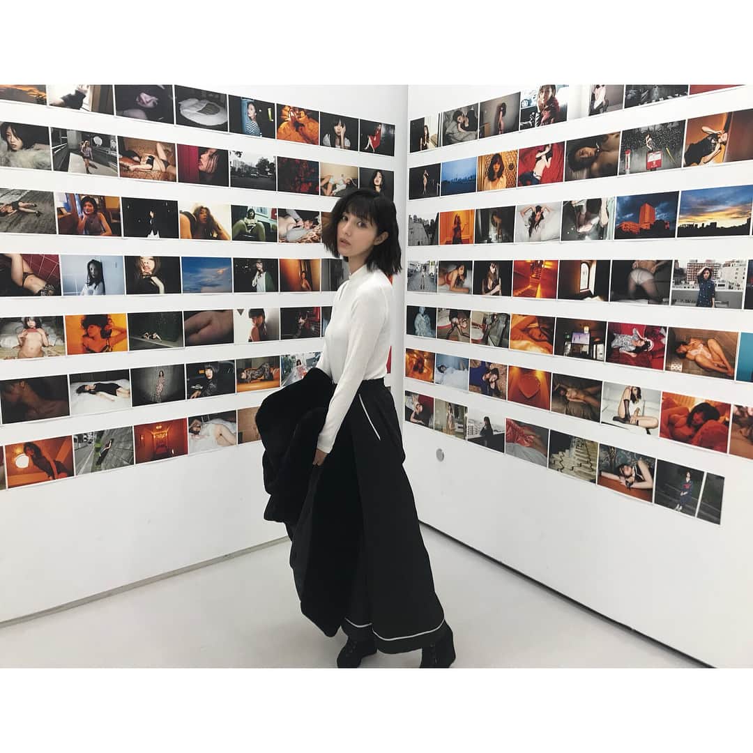 渡辺万美さんのインスタグラム写真 - (渡辺万美Instagram)「今日はイワタさんにお誘い頂いて 笠井爾示さんの写真展に行って来ました🎶🎶 写真、とても素敵です。 色合いや女性の表情がとても好み。 私もいつか撮ってもらいたい。 な、と。 渋谷ヒカリエ8階にて12月21日までやっているそうです😊」12月15日 16時49分 - bam0915