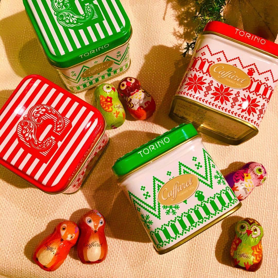 カファレルチョコレートさんのインスタグラム写真 - (カファレルチョコレートInstagram)「クリスマスコレクションの限定缶、シャルパとカルツィーノ。あたたかな冬のデザイン、Caffarelの“C”のアンティークデザインも印象的なモチーフに。新作のきつねのチョコレートも。ペアで買うと可愛い🙂Caffarelクリスマスコレクション🎄✨Gioielli di Natale ジョイエッリ ディ ナターレ” 🎄 #カファレル #チョコレート #2017 #new #ジャンドゥーヤ#イタリア #トリノ #クリスマス #宝石 #caffarel #italy #torino #christmas #natale #collection #antique #can #tin #cat #dog #bear #gianduia #gianduiotto #chocolate #chocolat #Instafood #happy #art #artwork #artstagram #art」12月15日 20時09分 - caffarel_hy