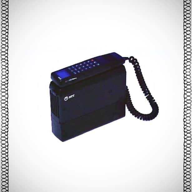 NTTさんのインスタグラム写真 - (NTTInstagram)「. . 巷で何かと話題の ショルダーホン📞 . 1980〜90年の いわゆるバブル期に、 本当に使われていた 「携帯電話」です。 . その重さ、なんと、2.5kg。 . ☎︎➿☎︎➿☎︎ . #ショルダーホン #ショルダーフォン #ショルダーホン101型 #車外兼用型自動車電話 #携帯専用型ショルダーホン #1988年 #バブル #携帯 #日本初 #携帯電話 #ケータイ #電話 #しもしも〜  #OKバブリー #shoulderphone #NTT」12月15日 21時26分 - nttgroup_official