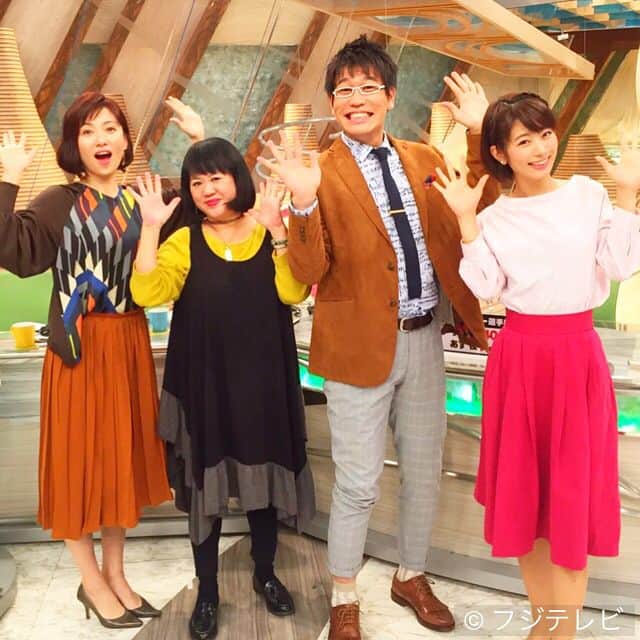 フジテレビ「とくダネ！」のインスタグラム：「12月も、もう15日なんですね！ 1年があっという間でびっくりしちゃいます😐  忙しい毎日、体を壊さないよう、金曜の夜くらいはほっとゆるんでくださいね🍵  今週もお疲れ様でした😌💖 #とくダネ #古坂大魔王  #中瀬ゆかり  #梅津弥英子  #海老原優香 #びっくりポーズからの… #スワイプできらーん😎」