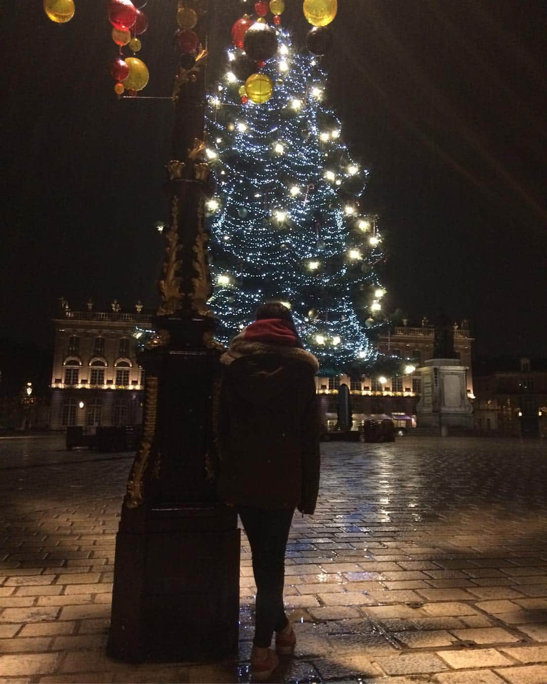 シモン・オクーのインスタグラム：「Oh nuit Belle nuit, Sous un ciel d'Italie, On t'appelle Bella Notte 🌙🎄」
