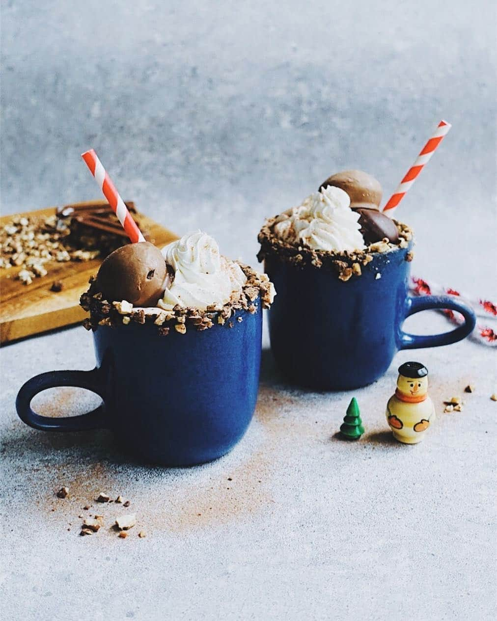 r i n aのインスタグラム：「Sweet hot chocolate time. It spoils me and my husband. . . . たまにものすごーく甘いものを欲するときに罪悪感なんて捨てて楽しみたいデザートココア。 砕いたナッツをふちにトッピングして、最後にいただいたボノボンをちょこんと☝🏻このさくさくがたまらない〜♡ . . 横にスノーマンもちょこんと⛄️なんとも言えない表情がお気に入りです。皆さま良い週末をー！ . . . #onthetable #ボノボン #30円のゼイタク」