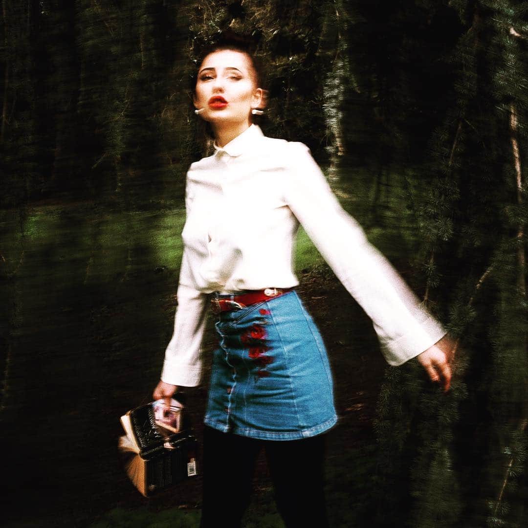 Greta Menchiのインスタグラム：「staying in my play pretend where the fun ain't got no end... #GM」
