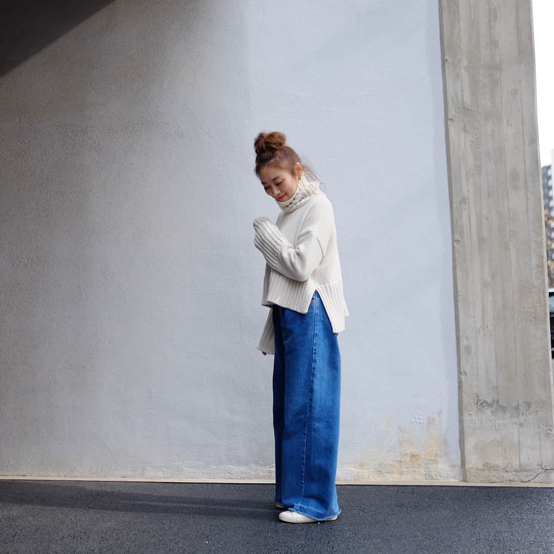 Keikooooooのインスタグラム：「デザインニットnew in♡ʾʾ knit #felim @felim__  でした🙈💛 全身もついでに載せます♫ 袖ズルズルダボダボで、丈短めが可愛い‼︎ お気に入りがまた増えた🙌 . denim #stunninglure @stunninglure sneaker #goldengoose @goldengoosedeluxebrand」