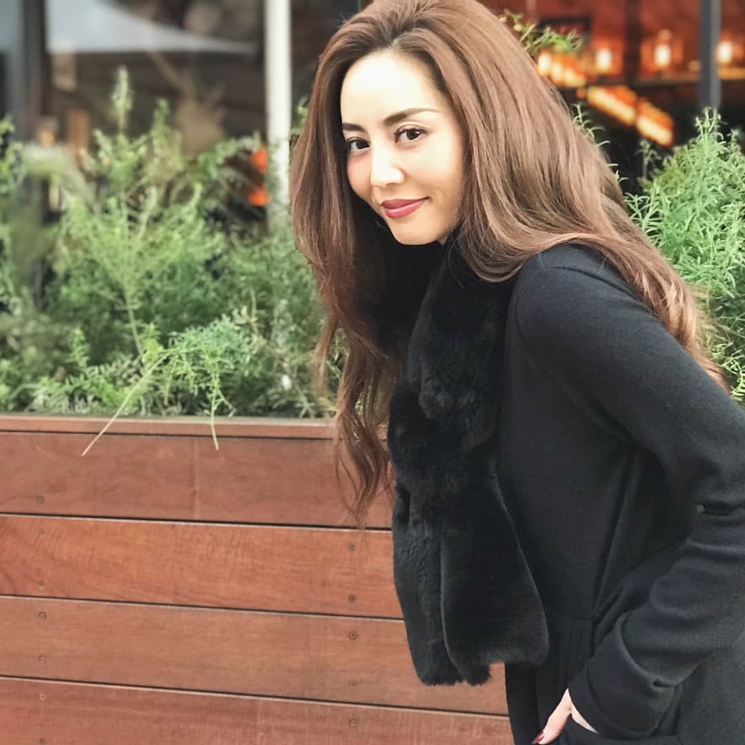 のインスタグラム：「こんばんは！ 昨日は沢山のご注文を頂き本当に ありがとうございました😭🙏💕💕 旧サイトとはデザインも使い勝手も だいぶ違うのではじめはお手数をおかけしますが、 チームの皆が心をこめて 力を合わせてつくったサイトなので 是非楽しんで頂けたらと思います✨ 旧サイトで既に発売していた商品達も 来週以降に随時upしていくので、 新作も合わせてチェックして下さいね！ それでは皆様良い週末を…❤️ ・ ・ 《coordinate item》 ▶︎Cocoon Shaggy Coat ▶︎Twist Totch Long Tops ▶︎llehem Pleat Width Pants ・ ・ @mieli_invariant  #MIELIINVARIANT」