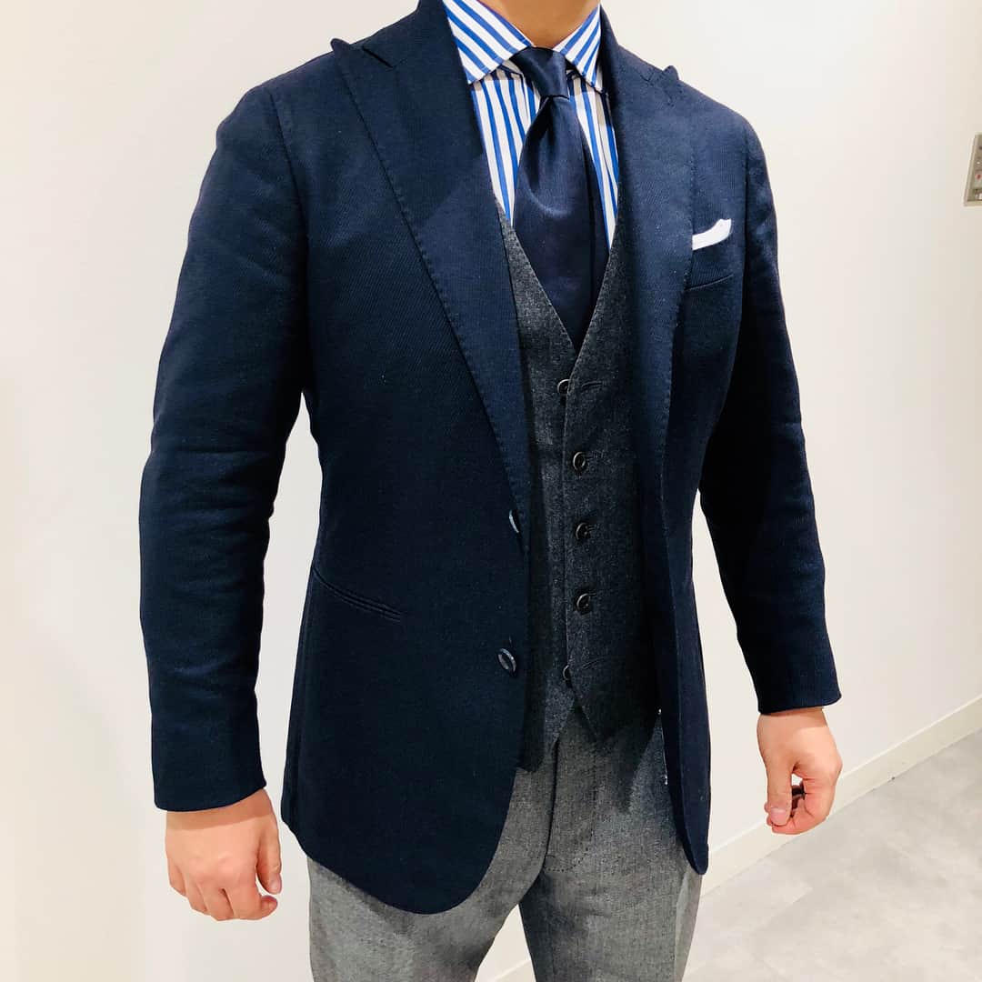 s98289kkのインスタグラム：「こんばんは🌆 寒い日が続きますね❄️バタバタして皆さんのポストが見に行けておりませんが、後でゆっくり拝見しに行きたいと思っております👍 今日は私の誕生日が近いので、友人達が食事に誘ってくれて二人で元町に行ってきました😆集合まで少し時間があったので大丸のUAに😊普段は梅田のブリーゼブリーゼで購入するのですが、神戸店店長のI崎さんがオススメを何点か取り寄せて下さっていたので見てきました😍 普段スーツは着ないので購入する事は少ないのですが、ペトリロの打ち込みの強いモヘア・ウールの３ピースは良かったです😍かなりお得なのでこれは購入する事になりそうですが、12月の頭には在庫に上がっていなかったエドワードグリーンが何点かあり、それも気になっています😂クロケットを買い足すつもりでしたが、グリーンがあるとなるとまた考え直しですね🙈 こういうホスピタリティはUAは凄いですね😍お洋服のラインナップは🅱️神戸に叶いませんが、シューズはVASSが置いてあったり、ロブ、グリーンがあったりと中々良いです☺️ *************************** Jacket #stilelatino  Shirt #turnbullandasser  Tie #nicky  Pants #igarashitrousers  Shoes #johnlobb #jodhpur #jodhpur2  Suit #depetrillo **************************** #mensstyle #mensclothing #ootd #outfit #coordinate #mensfashion #menswear #mnswr #dailylook #dapper #fashion #instafashion #unitedarrows #今日の服 #足元倶楽部」