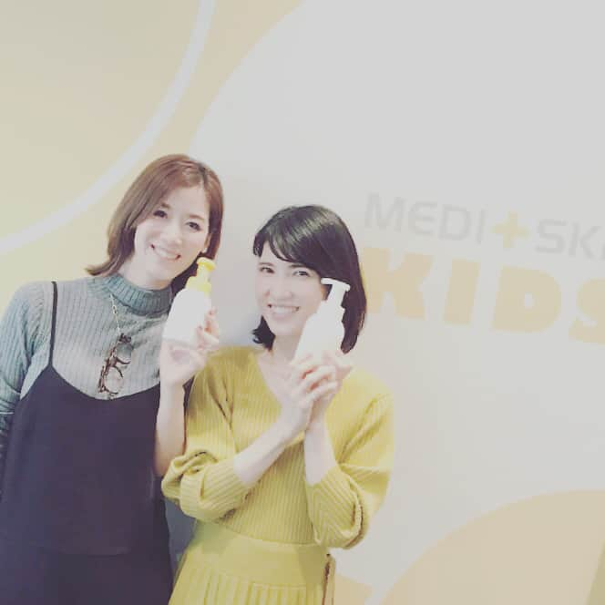 さがゆりこさんのインスタグラム写真 - (さがゆりこInstagram)「ずーと欲しかったキッズシャンプーとリンス！娘の髪も伸びてきてベビーソープだけでは髪の毛の絡まりが…新＠aratatomori にずっとリクエストしてきたキッズ用！！待ちに待った商品！特に女の子のお母さんは子どものリンスは何を使ったらいいか分からなかったはず。本当に嬉しい❤️ 試作から使わせて頂いてたので、良さは実証済み。笑っ シャンプーの泡切れもいいので、石鹸残りの心配もないし、リンスもしっとりし過ぎないちょうどいい感じですよ😊  #友利新 #mediskin  #mediskinkids #mediskinbaby  #スティックバームも出るらしい #私も使う1番のお気に入りスティックバーム」12月16日 0時13分 - sagayuriko1