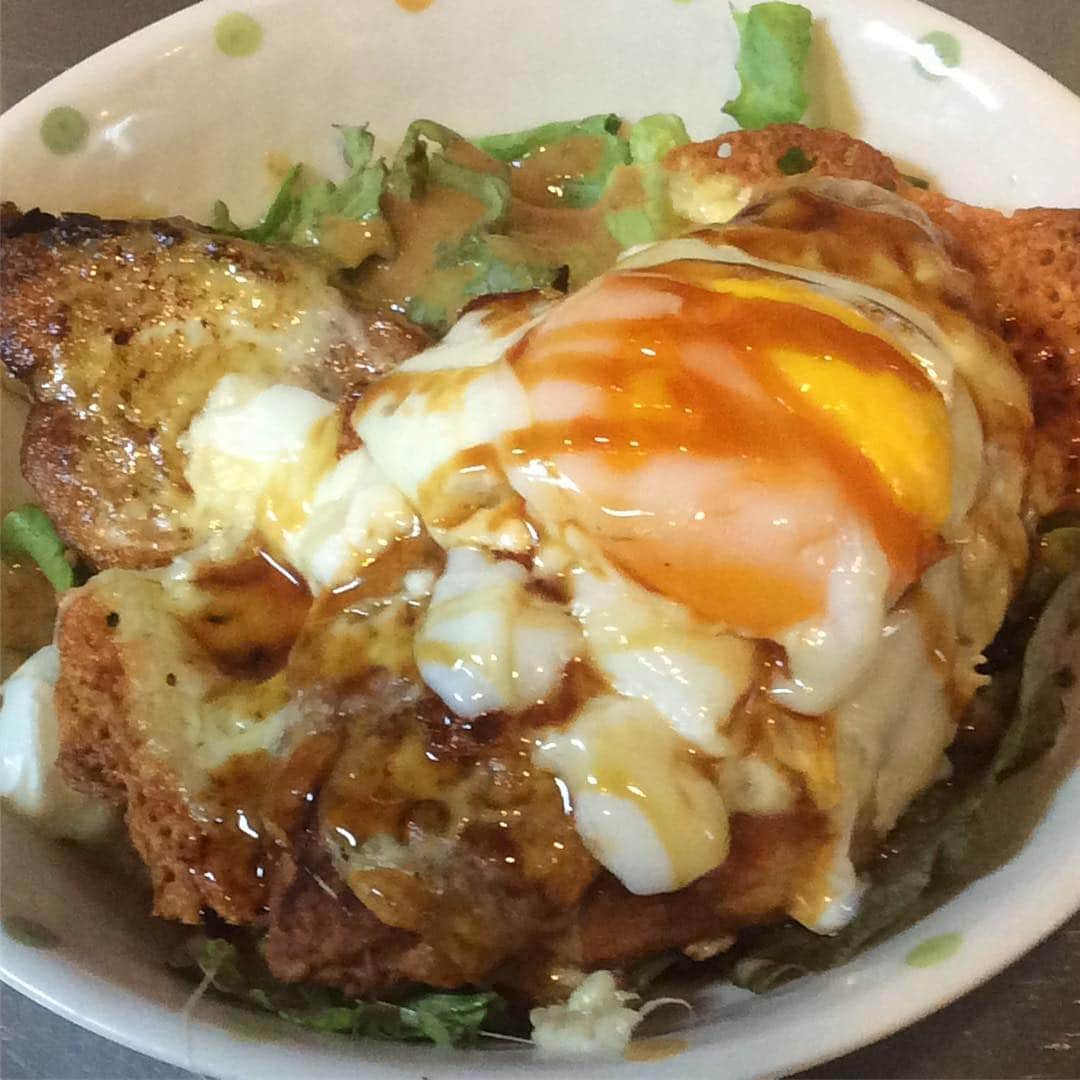 炉端まじめや　広島立町店のインスタグラム：「本日の賄い、目玉チーズつくね&カジキのムニエル山葵マヨでした。 #広島 #立町 #まじめや #まかない #hiroshima #ダブルタップしてください」