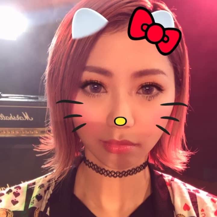 名倉かおりのインスタグラム：「最近アイメイク濃いめ。 カラコンも主張激しめ。 そんな気分。  #pink #pinkhair #purple #purplehair ＃外ハネ ＃カラコン ＃ブラウングレージュ #hotellovers ＃ホテラバ ＃ピンク ＃ピンクヘア ＃紫 ＃紫ヘア #pinkpurple #pinkpurplehair ＃ハローキティ ＃スナチャ ＃自まつ毛 ＃つけま並み ＃盛る ＃マスカラ下地 ＃必須 ＃マスカラは #セパーレート ＃ボリューム ＃アイメイク ＃濃いめ ＃カラコン ＃オペラ #リップティント #ティントリップ #opera ＃名倉かおり ＃chewinghigh #cwh ＃メイク ＃大好き ＃化粧品 ＃集め が ＃趣味」
