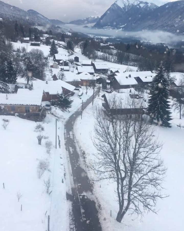 Hatice Korkmaz The Color Queenのインスタグラム：「Fransız Alpleri'nde yol alırken😁💙❄️ Harika @clubmedgrandmassifsamoens 'in açılış galası icin buradayız😍 #clubmedgrandmassif #samoens #france #clubmed」
