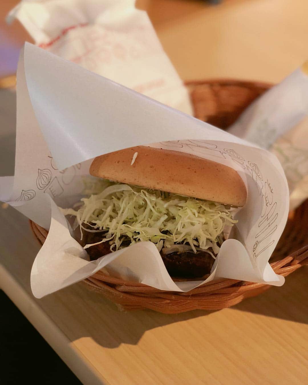 前田健太さんのインスタグラム写真 - (前田健太Instagram)「Hamburger🇯🇵 やっと食べれた！ モスバーガーのロースカツバーガー🤤 大好物。笑 なにバーガーがオススメ？ #hamburger  #ハンバーガー #モスバーガー  #ロースカツバーガー #大好物 #日本に帰ってきて #やっと食べれた #」12月16日 12時20分 - 18_maeken