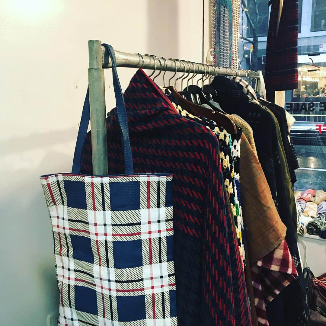 ヤーンツのインスタグラム：「Leather Hand Printed Totes. @Annual Sample Sale. 85% Off. West Village Pop-up. 9 Christopher Street.. #leatherbags #handprinting #handmade #nyc #samplesales #samplesales #samplesales #printedtotebag #christmasshopping #holidayshopping」