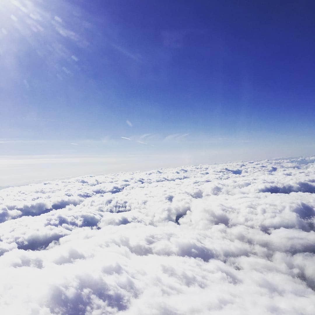 北見寛明さんのインスタグラム写真 - (北見寛明Instagram)「雲の上は晴れ  #空 #雲 #青 #メンヘラっぽい」12月16日 6時12分 - kitami0625
