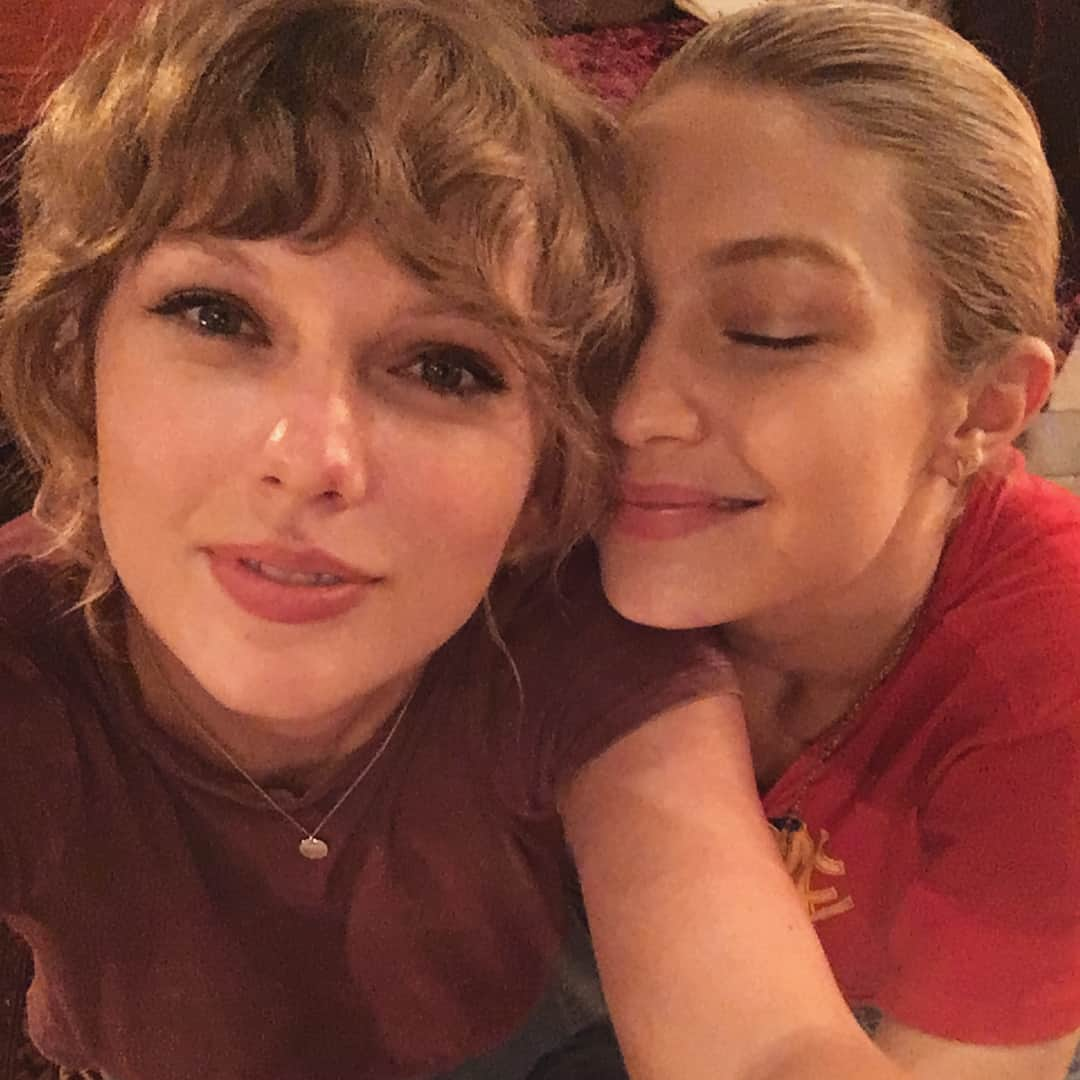 ジジ・ハディッドさんのインスタグラム写真 - (ジジ・ハディッドInstagram)「a belated wish to an incredible friend, a brilliant mind, a huge heart : HAPPIEST BIRTH[week] my T @taylorswift , you know I love you beyond. You make me so proud ! ❤️✨」12月16日 7時03分 - gigihadid