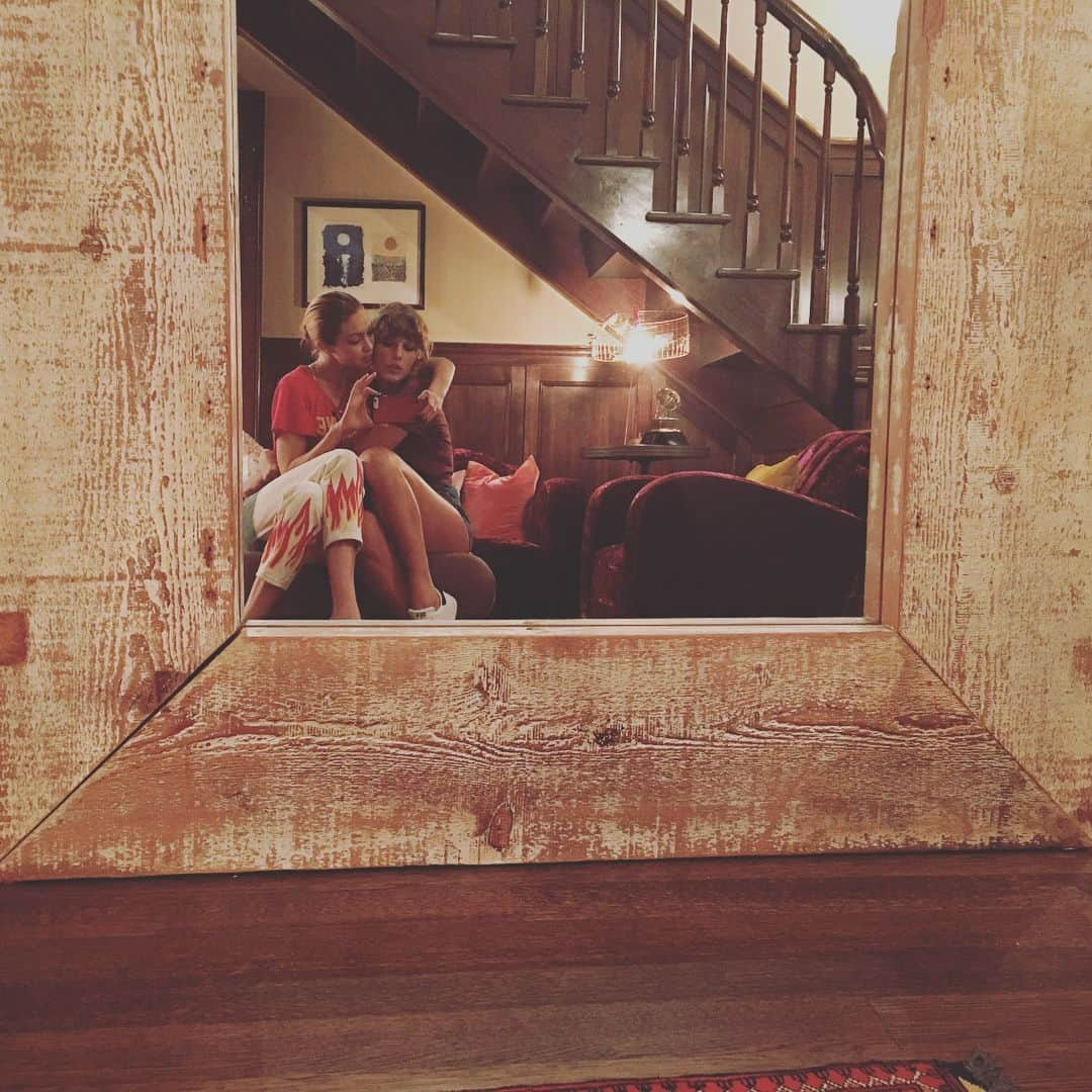 ジジ・ハディッドさんのインスタグラム写真 - (ジジ・ハディッドInstagram)「a belated wish to an incredible friend, a brilliant mind, a huge heart : HAPPIEST BIRTH[week] my T @taylorswift , you know I love you beyond. You make me so proud ! ❤️✨」12月16日 7時03分 - gigihadid