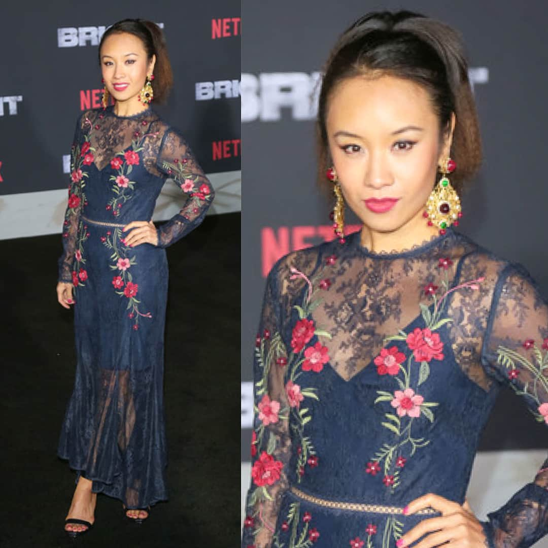 エレン・ウォンさんのインスタグラム写真 - (エレン・ウォンInstagram)「At the @bright movie Premiere @netflix #brightmovie  Styled by the fabulous @patternattack 😘 Many thanks to @keepsakethelabel and @fshnbnkr for the gorgeous dress 🌹🌸🌷 Also that is Fortune Cookie’s hair up in a high ponytail!」12月16日 7時29分 - ellewongster