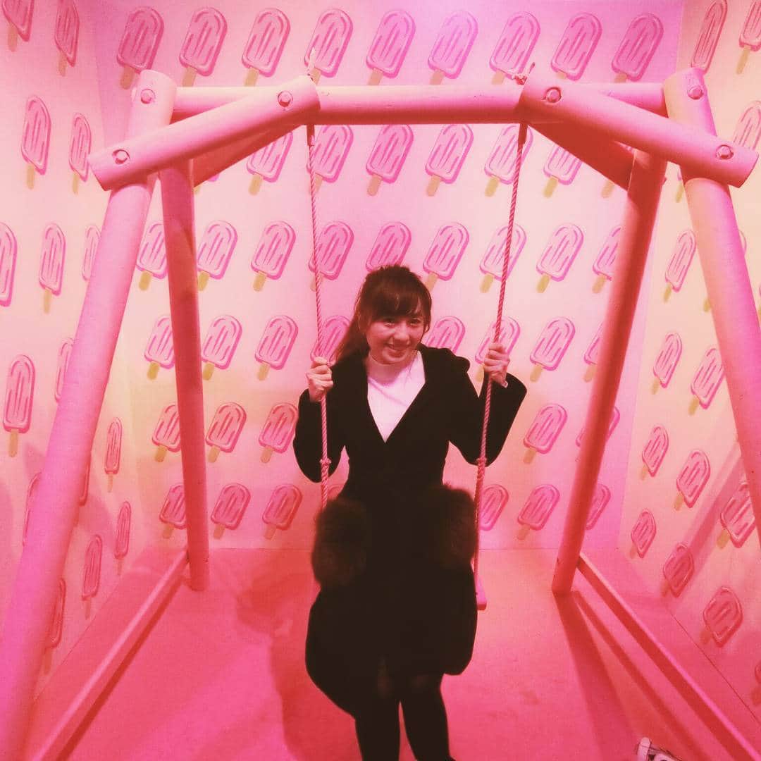 早川愛さんのインスタグラム写真 - (早川愛Instagram)「久しぶりにブランコにのったよー💗💗💗 実は重量オーバーで壊れないかちょっと不安になったのはここだけの話🙈笑 ・ ・ ・  #東京アイスクリームランド  #アイスクリーム #フォトジェニック #tokyoicecreamland  #icecream」12月16日 8時33分 - megumegu_1006