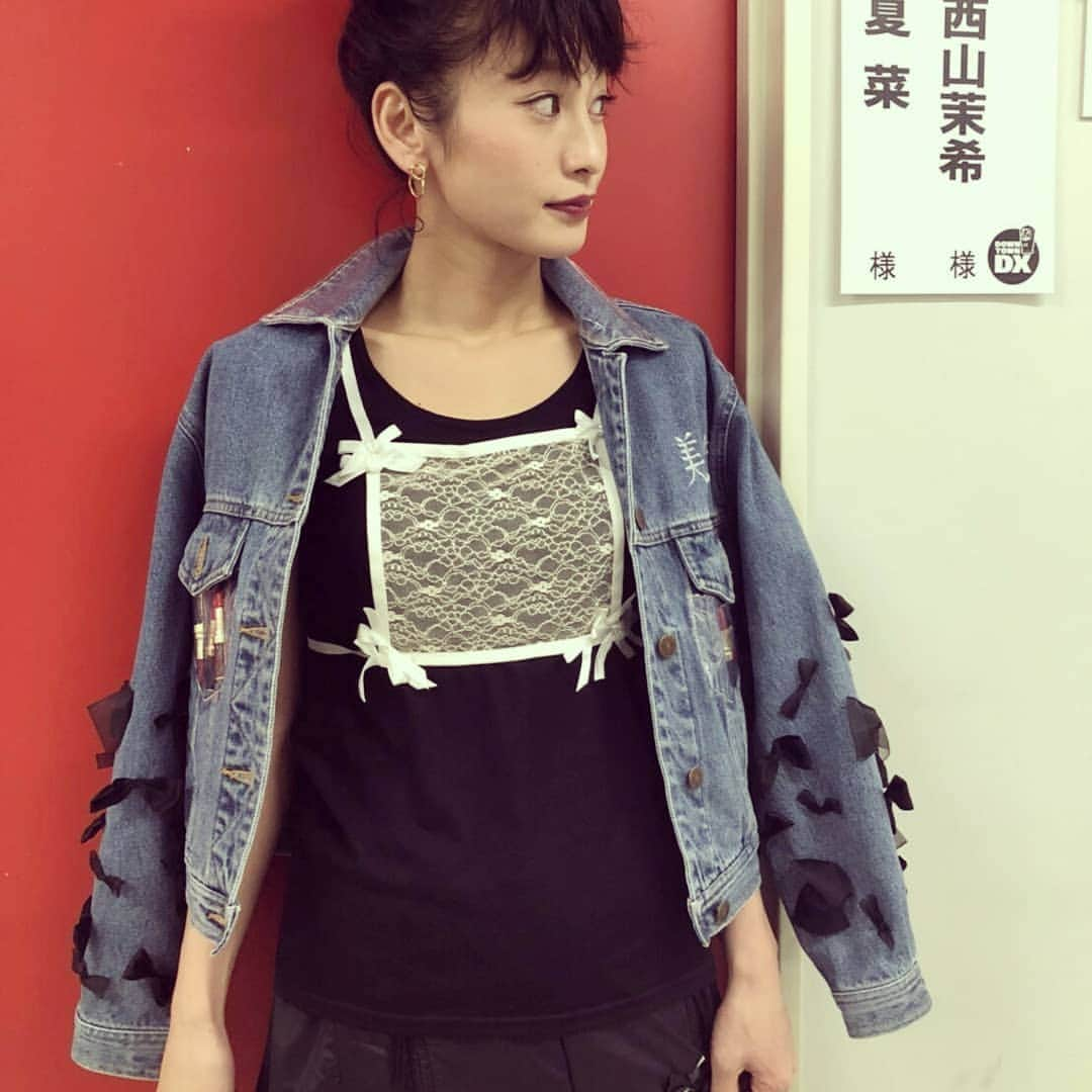 西山茉希さんのインスタグラム写真 - (西山茉希Instagram)「DX衣装。  前から、 いつか衣装で着させてほしいと願ってたアイテム達が来てくれまして。  #beamscouture #レースデザインタンク #リボンつきGジャン #ジャージリメイクスカート  #一点物なアイテム達 #ZARAブーツも好みすぎた日  @beams_japan @beams_couture @zara  着れてテンションあがってるのに、 本番前で笑えてない人。  #なっちゃんと撮った写真は収録後 #収録後に撮ればよかった #この笑えてなさに笑える #ド緊張スタイル  オンエアは1月11日木曜日の 夜21:00～22:54です。  #安心感のお団子スタイルで #いってきました  ぐんもです。 m(__)m」12月16日 10時11分 - maki.nshiyama50