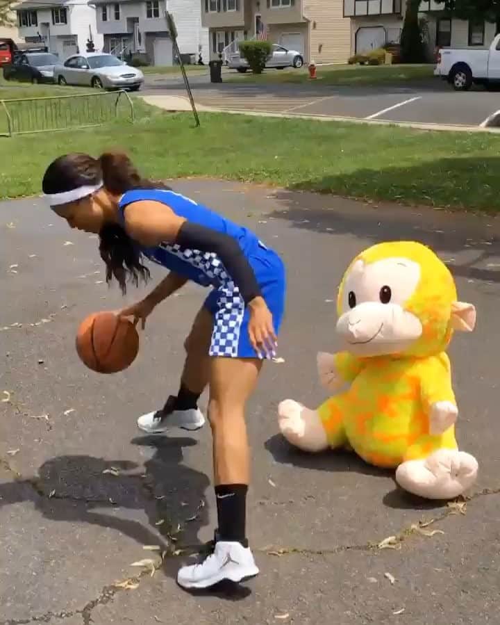 シドニー・マクローリンのインスタグラム：「If you take me seriously, the jokes on you 😂😭💀🤘🏽 this a classic... bringing it back. 🏀#imgonnaleavethishere」