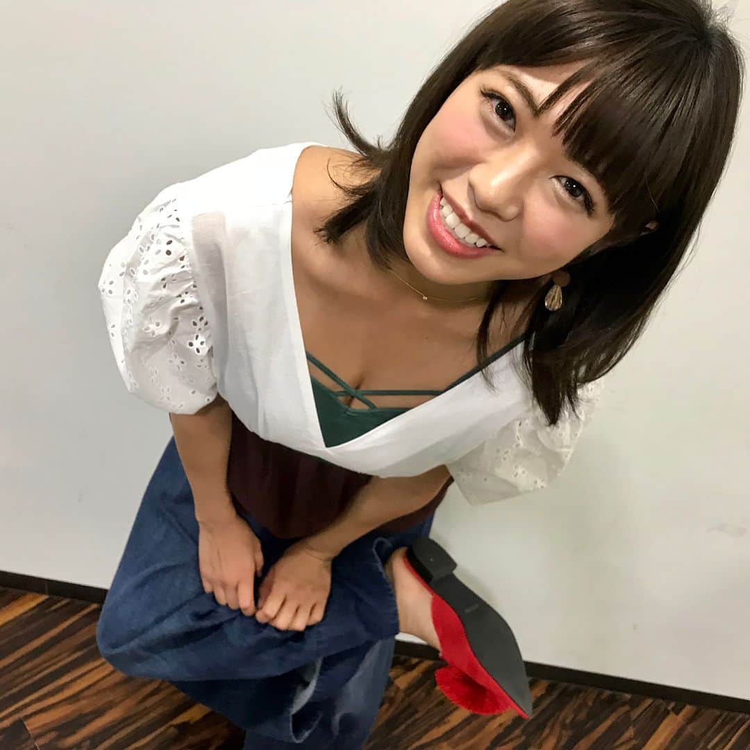 のインスタグラム：「衣装が可愛かった☺️💗 緊張してたから収録後にようやく衣装のかわいさに触れられたよ！笑 . 靴も入れたくてこのポーズとったけど、靴の裏👞 . #わちみなみ  #衣装 #可愛い #緊張 #あんど #安堵 #収録後 #撮影」