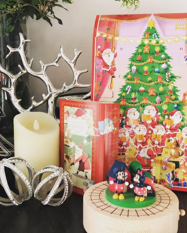 木嶋菜穂子のインスタグラム：「子供っぽくなりがちな クリスマスも、 . リビングにおくなら 色みをおさえて、 . ナチュラル素材に シルバーをあわせた インテリアに。 . 娘が毎年楽しみにしている チョコレート屋さんの アドベントカレンダー 今年も、大切にめくってます^ ^ . あっというまに あと一週間♡ . #暮らしをデザイン #スマホフォト #台湾 のオルゴール」