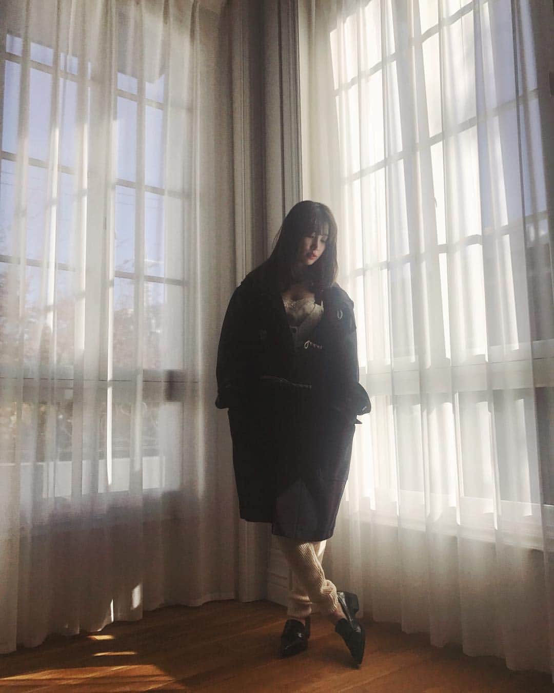 小嶋陽菜さんのインスタグラム写真 - (小嶋陽菜Instagram)「メンズサイズの大きめコート。ガウンみたいに着たい気分🙂🍂❤️」12月16日 21時59分 - nyanchan22