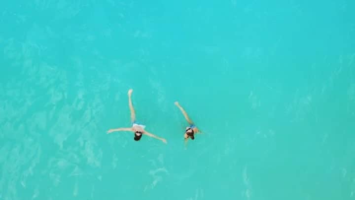 MEGUMIのインスタグラム：「My favo dronemovie💜  海外旅行には#mavicpro がおすすめ🌴  #drone#dronephotography #dronestagram #droneartwork #dronegirl #hawaill#lanikaibeach #beachdrone #beach#girlstrip #followme #ドローン#ドローン撮影 #ドローン女子 #ドローン空撮 #海外旅行でドローン#ドローン好きと繋がりたい #マビ男」