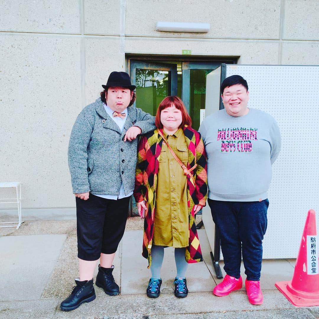 カバのインスタグラム：「‪今日は山口県防府市公会堂で新喜劇です！2回公演、頑張ります！なんと会場にいきものがかりが居ましたので載せときますね！‬ . #山口県#防府市公会堂 #吉本新喜劇#新喜劇 #川畑座長#2回公演 #いきものがかり #でぶものがたり #ジョイフル聴こ」