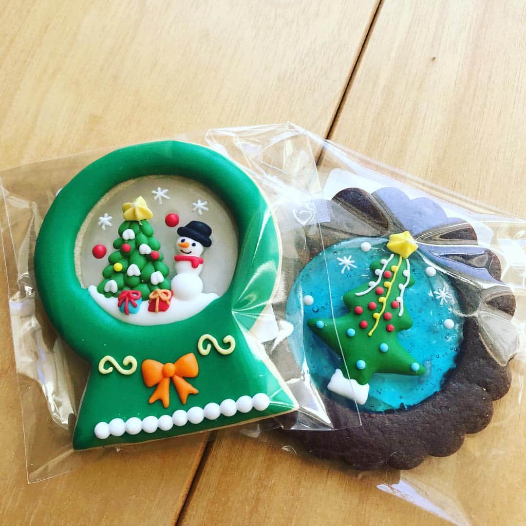 のインスタグラム：「【アイシングクッキー】 家に遊びにきた @iida0420 にもらったー❗️しかも、これってたべれるん？って、まじめに聞いてしまったという(笑)  食べるのもったい無いー❣️ #fashionista #followme #christmas #cookies #sugaricing #sugaricingcookies #icingcookies #follow #followme #アイシングクッキー #クリスマス #感謝 #ありがとう #モデル #フォローミー」