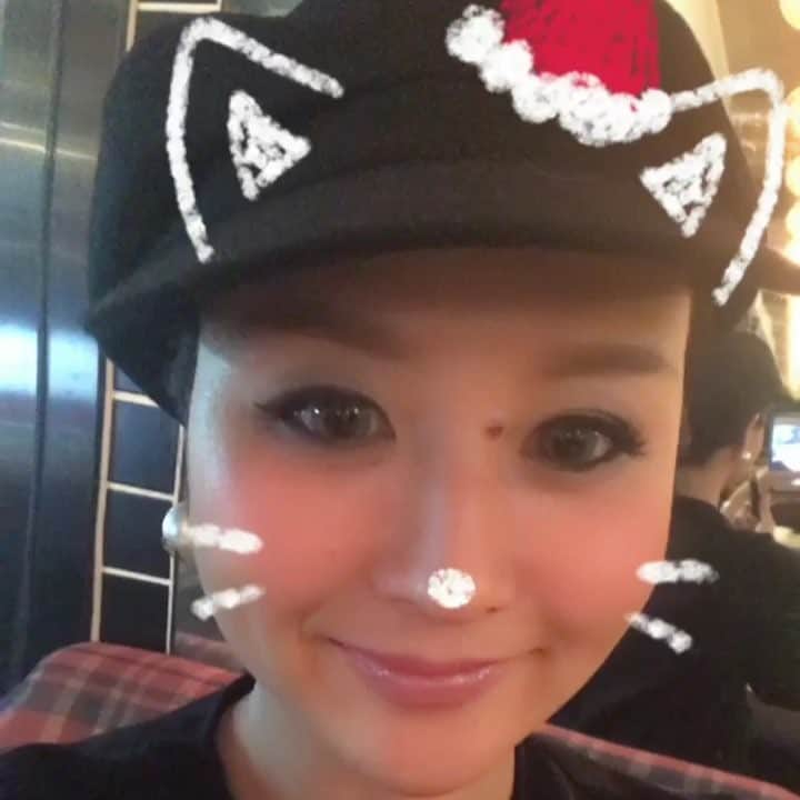 平山美香のインスタグラム：「凛とした強さをもつ女性をイメージし、青みがかった上品なローズがパーティメイクを華やかに仕上げてくれる#dazzshopのTHE FAME 09💄 スパークリング01のワンデイカラコンに合わせればファビラ〜〜ス👀💋 #DAZZSHOP #DAZZSHOP_makeup #メイク #カラコン #コスメ #アイメイク」