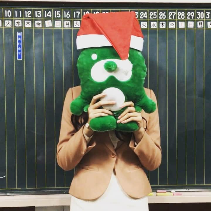 テレビ朝日「オトナ高校」のインスタグラム：「. チェリークリスマス５連発🎅🎄🎁🎂🍗 . #オトナ高校 #スピンオフいよいよ明日 #松井愛莉 #さくら #顔隠しちゃおっかなあ #なんて言ってましたが #隠れてても可愛さに滲み出てるから #そんでもって #顔ひょっこり #からの #首かしげ #あざとい #あざとすぎる #かわいさ200%🙈💓 #はいみなさんもご一緒に #せーのっ  #チェリークリスマス❤️」