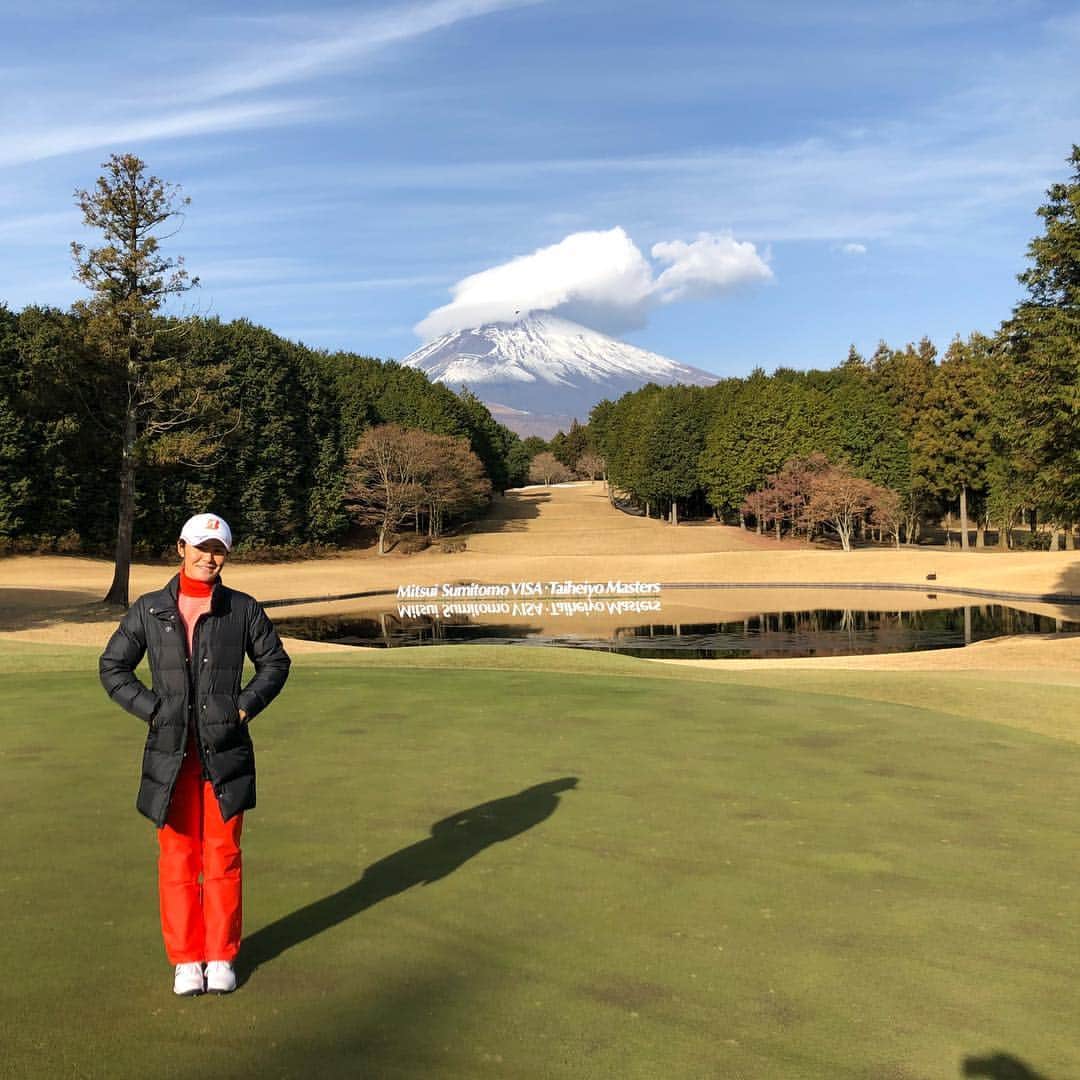 渡邉彩香のインスタグラム：「今週2度目の太平洋御殿場⛳️ 今日も暖かくて最高でした☀️ #太平洋御殿場コース #富士山にかかってるのは笠雲 #この雲が出たら雨が降るらしい😢 #案の定だんだん曇ってきた☁️ #楽しいラウンドでした⛳️😊」
