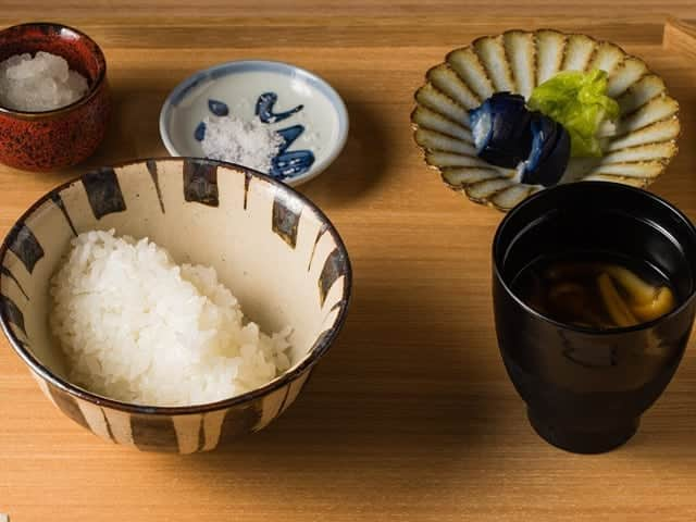 東京カレンダーさんのインスタグラム写真 - (東京カレンダーInstagram)「大人気の焼鳥店『中目黒いぐち』が恵比寿に和食店、『恵比寿 米ル』をオープン。「米ル おまかせコース」のメイン、土鍋ご飯はお米本来の旨みを堪能できる。 #東京カレンダー #東カレ #いぐち #恵比寿 #恵比寿米ル #土鍋ご飯」12月16日 18時14分 - tokyocalendar