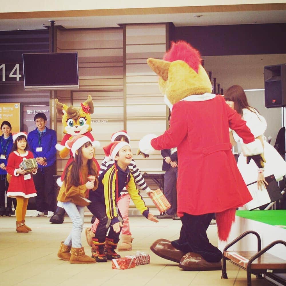 北海道日本ハムファイターズ フレップさんのインスタグラム写真 - (北海道日本ハムファイターズ フレップInstagram)「. ちょっと早めの✨MERRY CHRISTMAS✨ みんな楽しんでくれたかな？ #CLIMAXステージ #サンタさんたちありがとう☆ #ハンドベル #来週はCLUBHOUSEでクリスマス会♪ #lovefighters #BB #ポリーポラリス #フレップ #FIGHTERSGIRL」12月16日 18時55分 - frep_the_fox