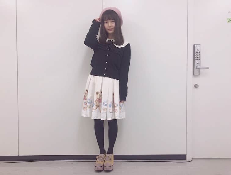 尾崎由香さんのインスタグラム写真 尾崎由香instagram 今日のゆか服 今日は 女子力高い服装に スカートがクマ柄 で 後ろリボン が特に好き 冬は女子らしい服沢山着たくなる ブラウス Ankrouge セーター Ankrouge