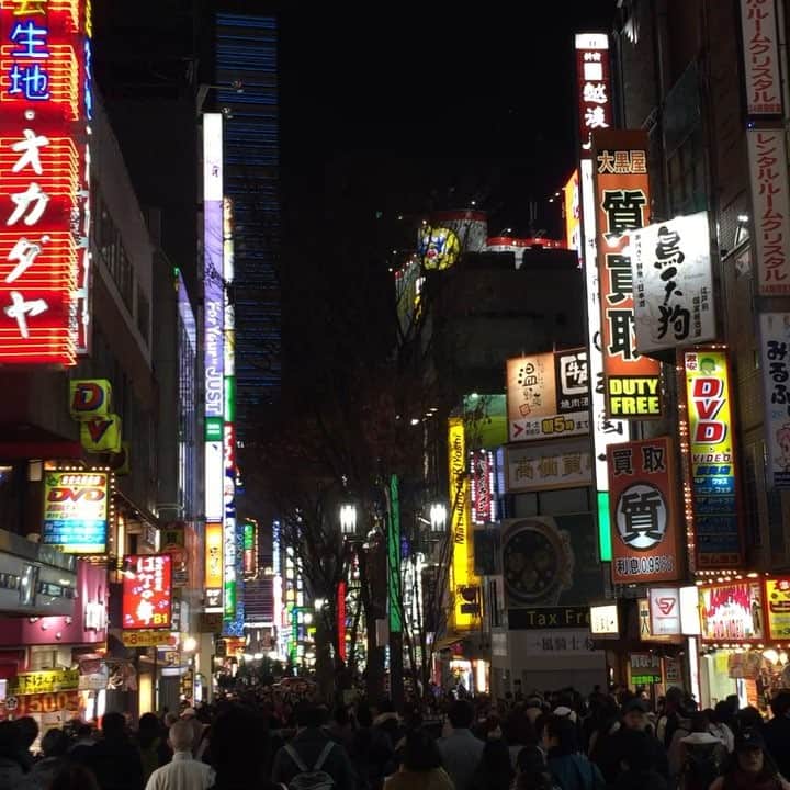 Gronkhのインスタグラム：「It‘s good to be back! #Tokyo #Urlaub #PostkarteWarZuTeuerDarumInstagram 😄🎉🇯🇵」