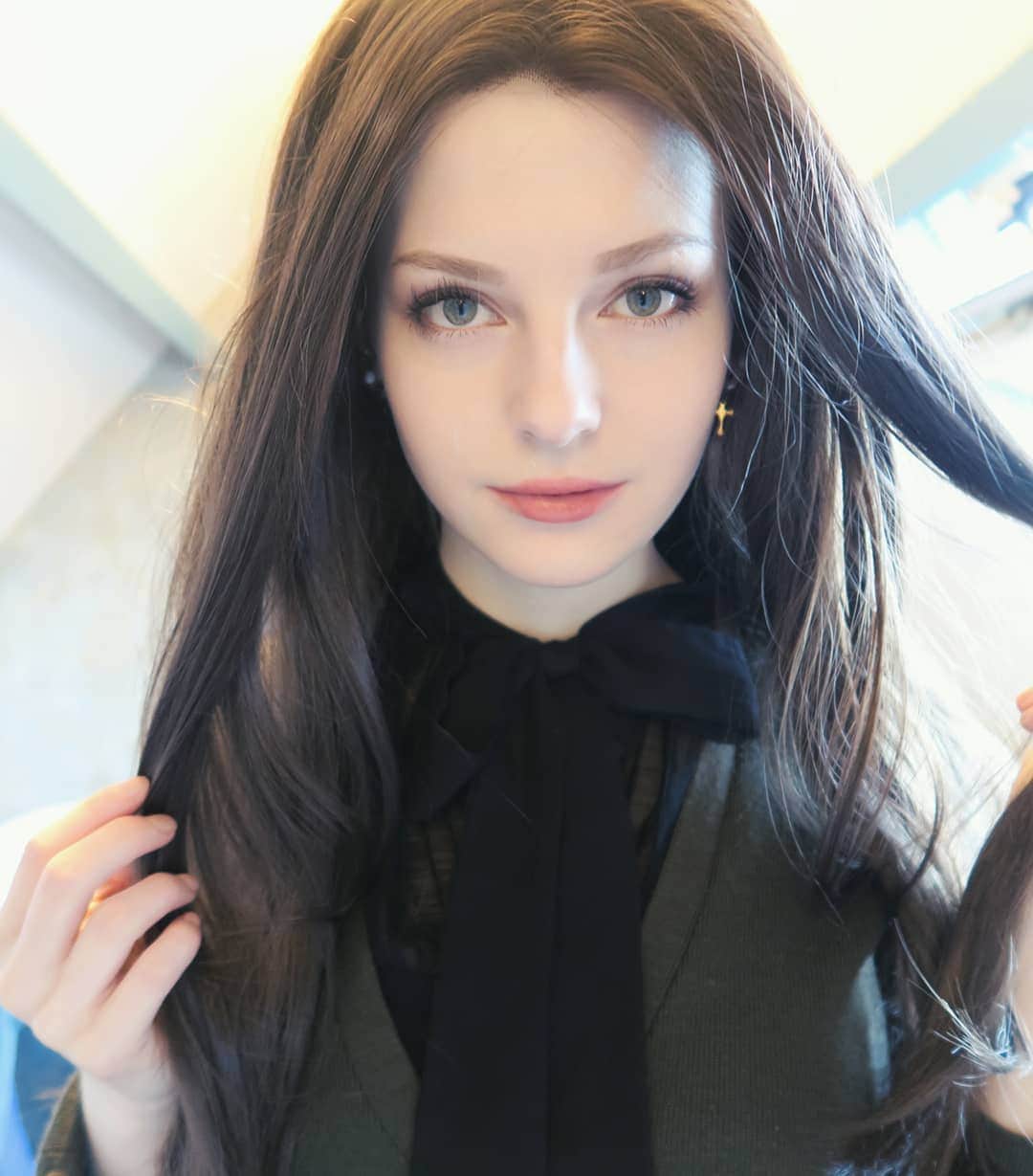 Ella Freyaのインスタグラム：「Happiness comes from within 💖  Wig from @uniwigs. Get 20% off with the code "Ella20"」
