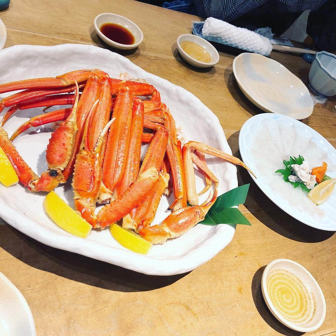 末吉咲子のインスタグラム：「#大阪 でまさかの蟹とフグ🦀🐡美味しくって幸せぇ〜🤤💕✨낼도 오사카에서 화이팅합시다ㅎㅎ#グルメ #キコグルメ #日常 #먹스타그램 #먹방 #일상 #오오사카 #공연 #일본 #japan #osaka」