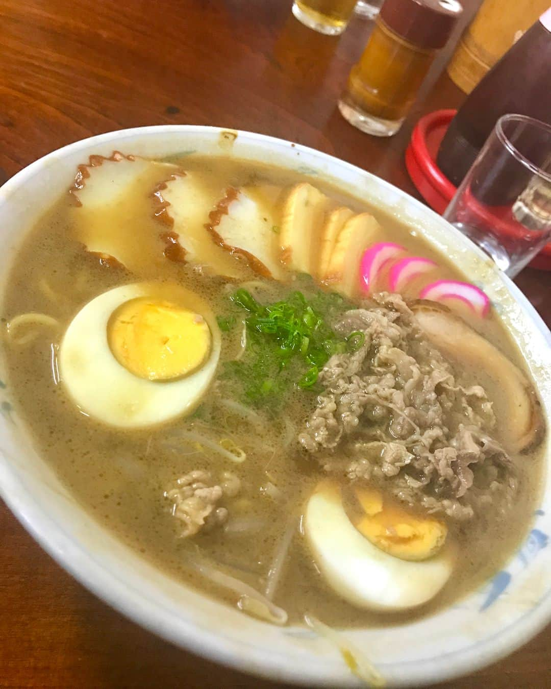 NAOKIさんのインスタグラム写真 - (NAOKIInstagram)「ENTHと和歌山ラーメン店っていう名前のラーメン屋に行ったんだ。  だいぽんが注文した特製ラーメンが気になったから写真だけ撮らせてもらったんだ。  絶対に美味かったに違いない。。。 俺が食べたメニューはまた後ほど。  ENTHも和歌山ライヴに来てくれたみんなもありがとうね。  #特製ラーメンって響きいいよね  #ENTH  #10feet  #Finツアーの思い出  #ナオキ独断メモリーズ」12月17日 0時20分 - naoki_10feet